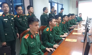 Các đại biểu tham quan mô hình sinh hoạt đấu tranh phản bác các luận điệu sai trái thù địch của CLB Lý luận trẻ Trường Sĩ quan Chính trị