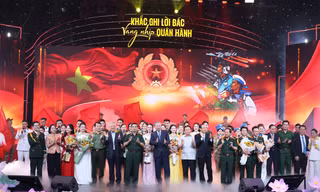 Tổng Bí thư Tô Lâm dự giao lưu nghệ thuật ‘Khắc ghi lời Bác - vang nhịp quân hành’