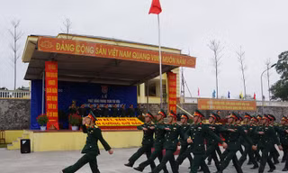 Cán bộ, ĐVTN Lữ đoàn 242 duyệt đội ngũ tại lễ phát động thi đua, sáng 12/3