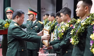 Lãnh đạo Binh chủng Đặc công trao thưởng cho 10 Gương mặt trẻ tiêu biểu Binh chủng Đặc công năm 2020, sáng 23/3