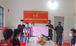 Đại tá Nguyễn Văn Hưng, Phó Chính ủy BĐBP tỉnh Lạng Sơn tặng quà cho gia đình bà Lương Thị Phẻng tại lễ khánh thành nhà mới