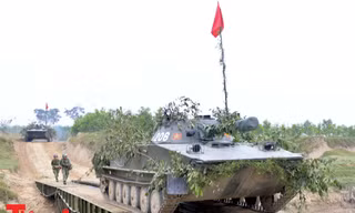 Lực lượng xe tăng và bộ binh cơ động vượt cửa mở trong cuộc diễn tập