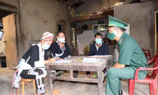Người dân xã Trịnh Tường ký cam kết thực hiện nghiêm các biện pháp phòng, chống dịch COVID-19 và chống XNC trái phép.