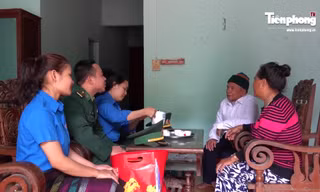 Chiến sĩ Biên phòng chăm lo Tết cho đồng bào biên giới