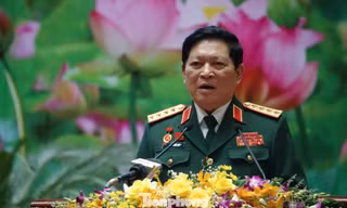 Đoàn đại biểu Đảng bộ Quân đội đi dự Đại hội đại biểu toàn quốc lần thứ XIII của Đảng ra mắt Đại hội, sáng 30/9