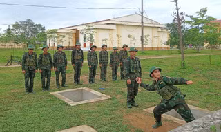 Chiến sĩ mới Trung đoàn Tu Vũ thi tài bắn súng, ném lựu đạn và đánh thuốc nổ 