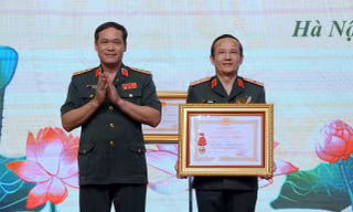 Chủ tịch nước tặng Huân chương cho Bệnh viện Trung ương Quân đội 108 và Thiếu tướng Lê Hữu Song