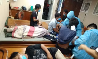 Quân y Biên phòng Quảng Trị chăm sức y tế cho 7 thuyền viên được cứu thoát, trên tàu cứu hộ cứu nạn của Đồn Biên phòng Cồn Cỏ