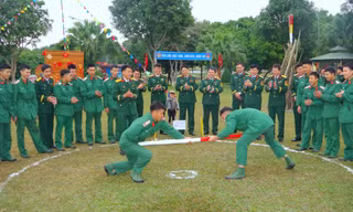 Chiến sĩ ‘chân đồng, vai sắt’ rộn ràng vui xuân mới