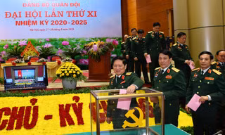 Đoàn Chủ tịch Đại hội tiến hành bỏ phiếu bầu cử Đoàn đại biểu Đảng bộ Quân đội tham dự Đại hội đại biểu toàn quốc lần thứ XIII của Đảng