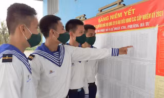 Đoàn viên Lữ đoàn 170 (Vùng 1 Hải quân) nghiên cứu tiểu sử các ứng cử viên trước khi bỏ phiếu lựa chọn các đại biểu tài đức 
