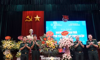 Lãnh đạo Báo QĐND, Trung tâm PT-TH Quân đội tặng hoa chúc mừng tọa đàm, sáng 17/6 