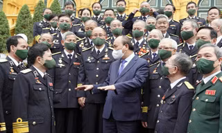 Chủ tịch nước Nguyễn Xuân Phúc trò chuyện với đoàn đại biểu Hải quân tại Phủ Chủ tịch chiều 19/10. Ảnh: Nguyễn Minh