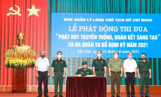 Lãnh đạo Ban Quản lý Lăng Chủ tịch Hồ Chí Minh ký xác nhận các cơ quan, đơn vị ký giao ước thi đua, sáng 11/6