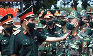 Thượng tướng Vũ Hải Sản, Thứ trưởng Bộ Quốc phòng động viên, giao nhiệm vụ cho đội hình vào Nam chi viện chống dịch, sáng 6/8