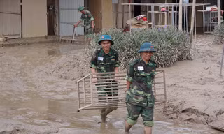 Cán bộ, học viên Trường Quân sự tỉnh Nghệ An giúp Trường Dân tộc nội trú huyện Con Cuông vận chuyển cơ sở vật chất ra khỏi khu vực ngập lụt