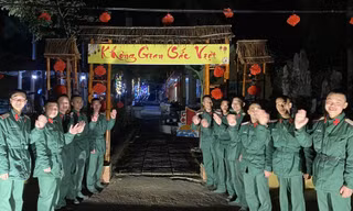 Khoảnh khắc tuyệt vời của người lính Quân đội nhân dân Việt Nam đón năm mới Giáp Thìn 2024