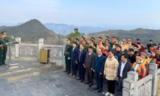 Thiêng liêng lễ chào cờ trên đỉnh núi Rồng ngày đầu năm mới Giáp Thìn 2024