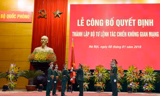 Đại tướng Ngô Xuân Lịch trao Quân kỳ Quyết thắng cho BTL Tác chiến không gian mạng tại lễ công bố thành lập, chiều 8/1