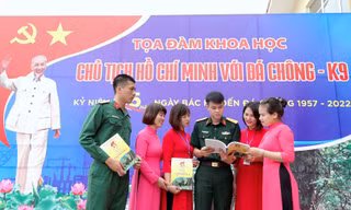 Chủ tịch Hồ Chí Minh với Đá Chông - K9