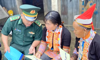 Đoàn viên quân hàm xanh Lai Châu xuống bản giúp dân
