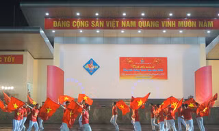 ĐVTN nhà trường và đơn vị kết nghĩa trình diễn múa cờ tại lễ tổng kết