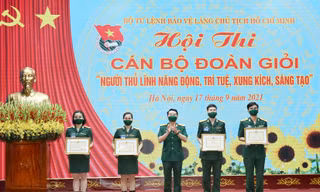 Đại tá Phạm Văn Hiếu, Phó Chính ủy Bộ tư lệnh Bảo vệ Lăng trao giải nhất, nhì, ba cho các thí sinh. Ảnh: Ngọc Hà