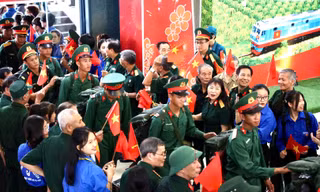 Đoàn quân tham gia diễu binh căng tràn sức trẻ