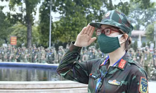 Cán bộ, học viên đoàn công tác hô vang quyết tâm trước khi lên đường vào Nam