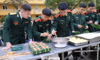 Các đội thi thực hành gói bánh chưng, sáng mùng 3 Tết