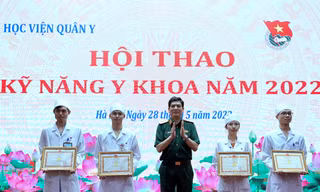 Bác sĩ tương lai thao diễn kỹ năng y khoa