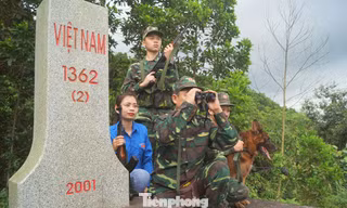 Cán bộ, chiến sĩ Đồn Biên phòng Bắc Sơn và ĐVTN địa phương bên cột mốc chủ quyền