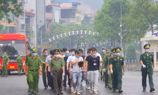 Công an và Biên phòng Việt Nam dẫn giải 16 người Trung Quốc ra vạch phân định cửa khẩu đường bộ quốc tế Lào Cai