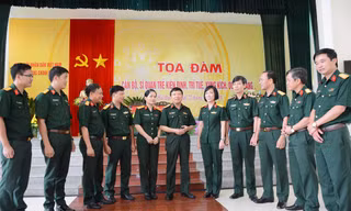 Trung tướng Lê Hiền Vân cùng lãnh đạo các đơn vị và đại biểu cán bộ, sĩ quan trẻ trao đổi tại tọa đàm