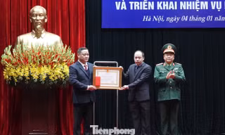 Thừa ủy quyền của Chủ tịch nước, Thượng tướng Hoàng Xuân Chiến trao tặng Huân chương Lao động hạng Nhất cho Ban Quản lý Quảng trường Ba Đình, sáng 4/1.