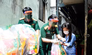 Hội viên Hội Phụ nữ Bộ tư lệnh TPHCM tặng đèn ông sao và quà trung thu cho một em nhỏ ở Quận 3, sáng 18/9. 