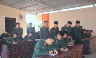 Hạ sĩ quan, binh sĩ cam kết không sử dụng xe máy khi đi phép
