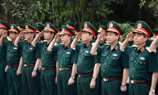 Đại tướng Ngô Xuân Lịch cùng các tướng lĩnh quân đội tưởng niệm các anh hùng liệt sĩ tại Bảo tàng Đường Hồ Chí Minh