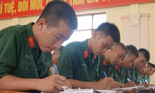 Đoàn viên Trung đoàn 8 (Sư đoàn 395, Quân khu 3) trả lời khảo sát của đoàn kiểm tra, chiều 11/9