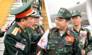 Đồng đội chào đón 76 quân nhân Việt Nam hỗ trợ Thổ Nhĩ Kỳ trở về nước 