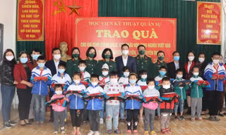 Tiếp sức học sinh nghèo vượt khó