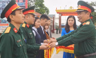 Thiếu tướng Vũ Bá Trung, Phó Chính ủy Tổng cục Hậu cần tặng Cờ lưu niệm cho đại diện các đơn vị tham gia giao lưu 