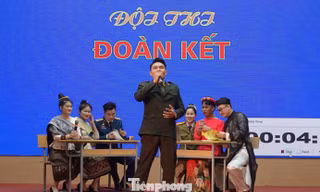 Đội thi Đoàn kết của học viên Lào trong phần thi chào hỏi