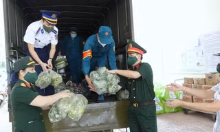 Những phần quà được trao tặng thể hiện tình quân dân ấm áp và nghĩa đồng bào sâu nặng. - Ảnh: Nguyễn Minh