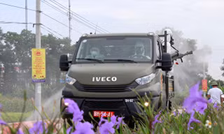 Bộ đội Hóa học phụ khử trùng ngõ xóm dân cư ở Bắc Ninh, sáng 27/5