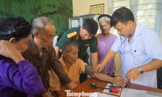 Thượng tá Trần Viết Năng, Trưởng ban Thanh niên Quân đội thăm hỏi các đối tượng chính sách tới khám chữa bệnh miễn phí trong chương trình tri ân tại Phú Thọ, sáng 7/7