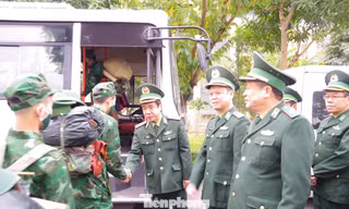 Lãnh đạo Bộ Tư lệnh và Học viện Biên phòng tiễn cán bộ, học viên tăng cường lên biên giới chống dịch, sáng 11/1