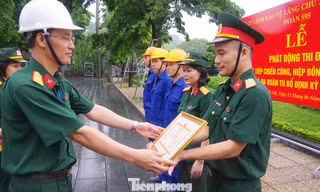 Lãnh đạo Đoàn 595 trao thưởng cho các tập thể, cá nhân tiêu biểu tai lễ phát động thi đua