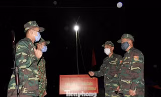 Bộ đội Biên phòng chốt chặn ngăn dịch COVID-19 trên tuyến biên giới phía Bắc. Ảnh: Nguyễn Minh