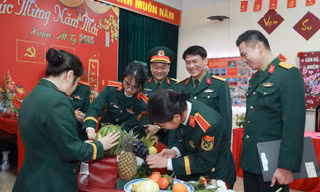 Người trẻ áo lính bày mâm ngũ quả, cắm hoa xuân 